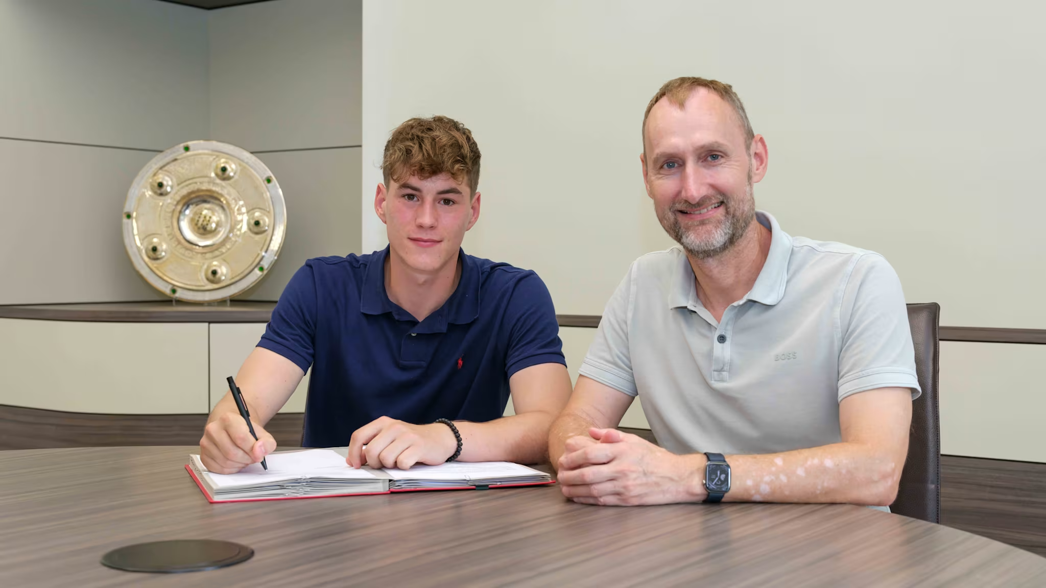 官方：门将施密特与拜仁续约两年，新赛季将外租至德丙乌尔姆效力