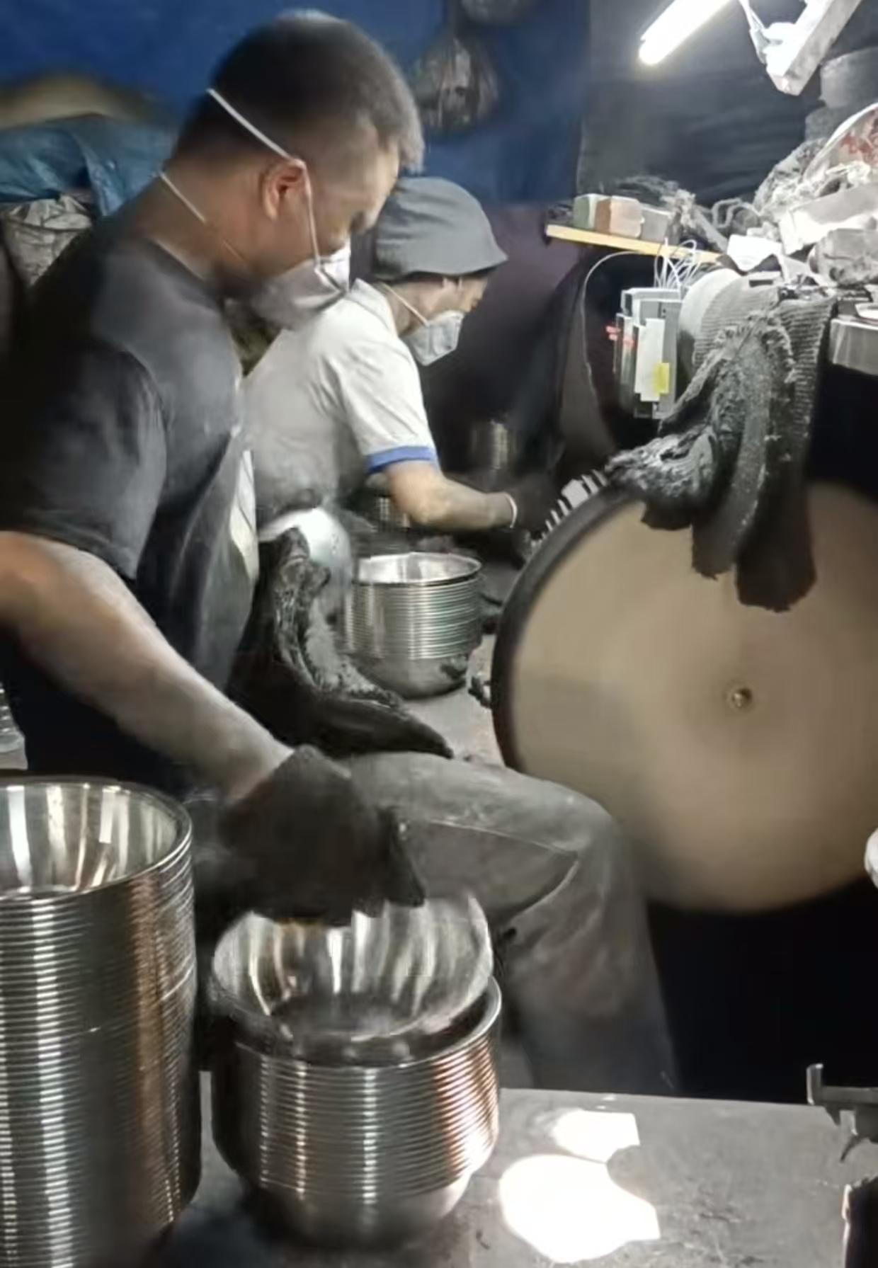 湖南夫妻分享面盆抛光日常走红，当事人：每天做上千个，家人在身边就是最好