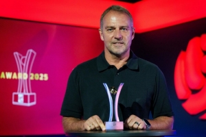 kaiyun-官方：弗里克荣获2025年图片报年度最佳教练奖