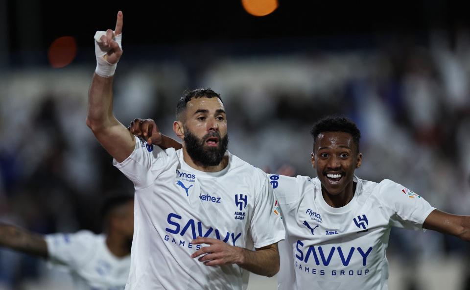 开云官网-戴帽+独造4球！38岁本泽马完美首秀：率队6-0终结3连平，3分领跑